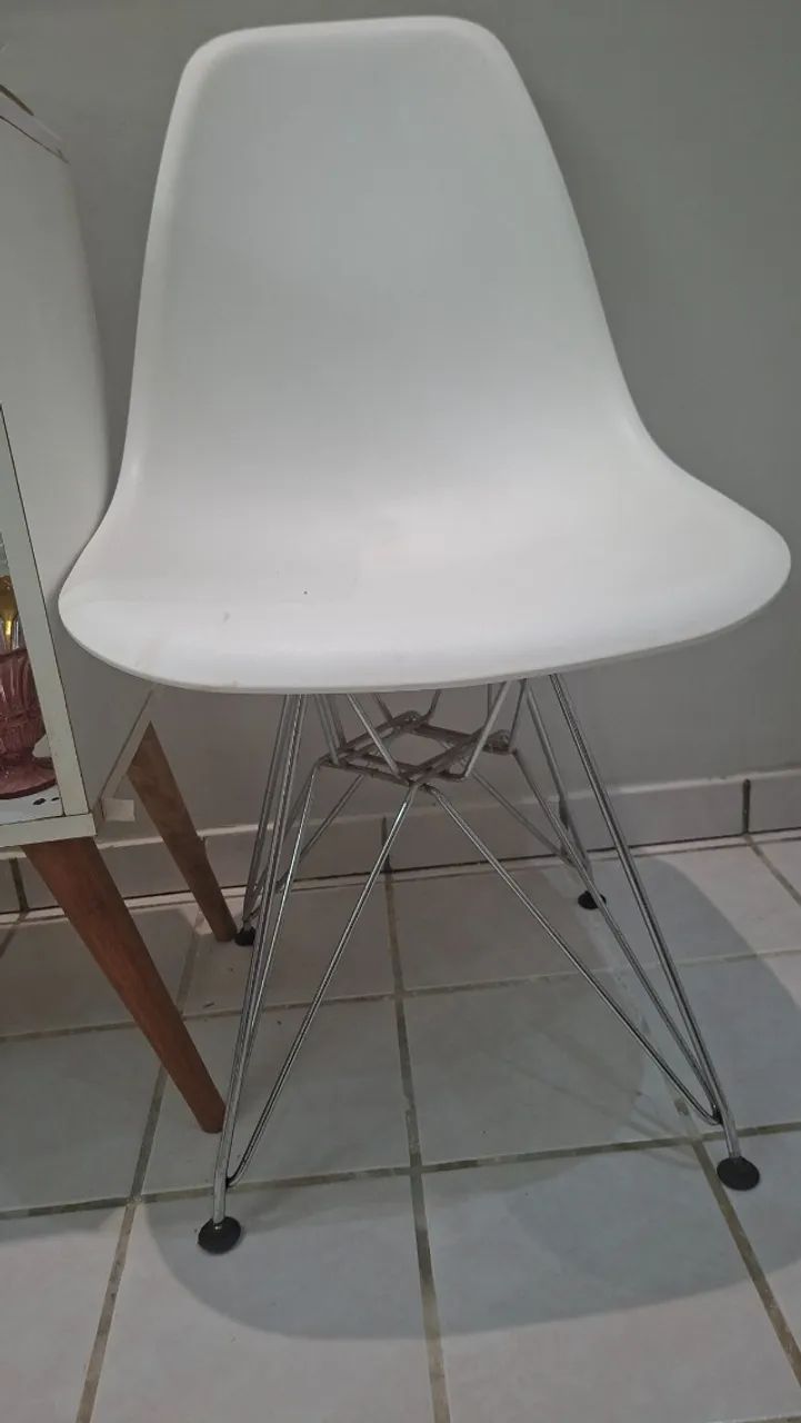2 Cadeiras Charles Eames Eiffel  usadas- Branco - Base aço cromado