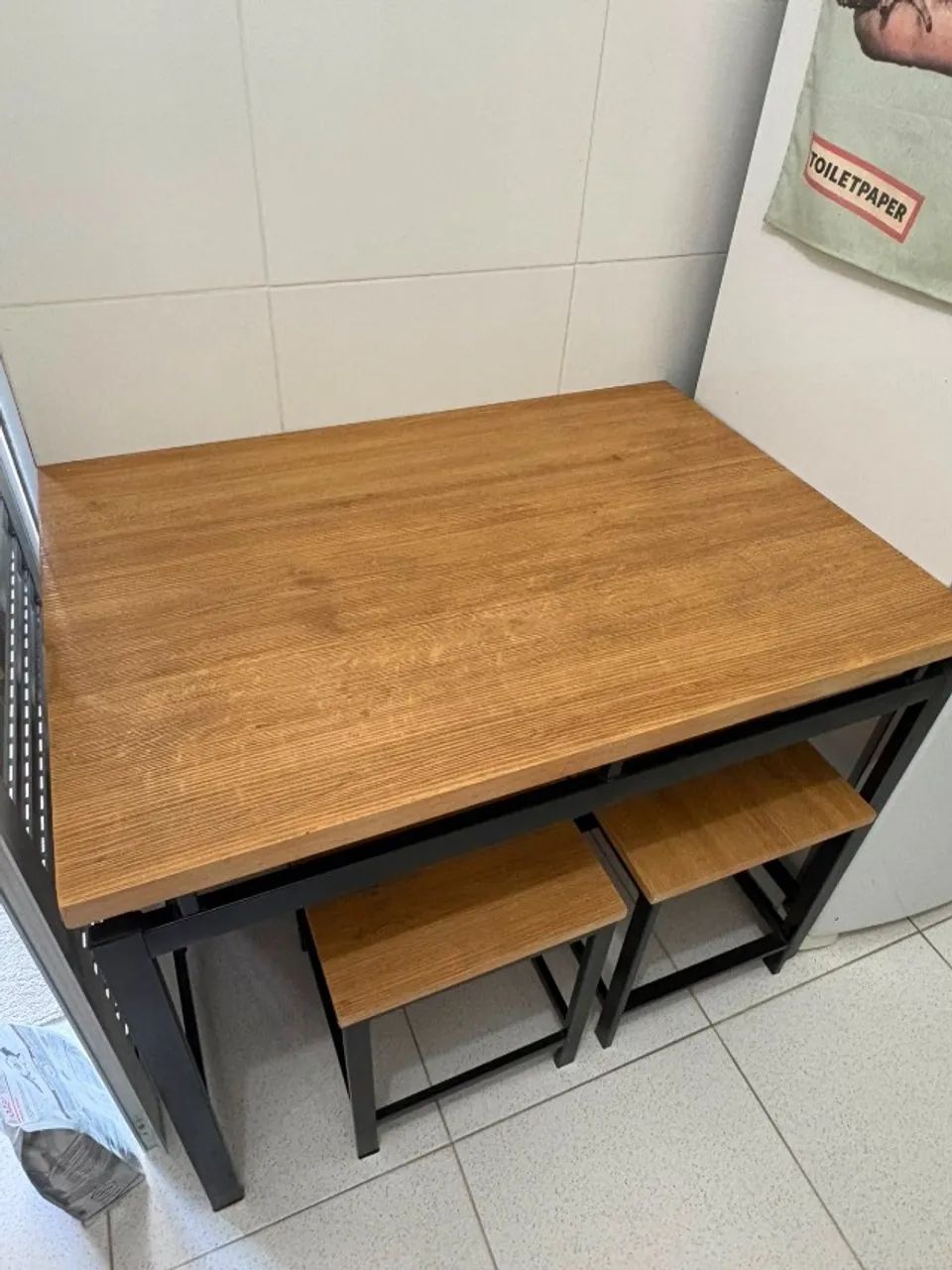 Mesa com 4 bancos