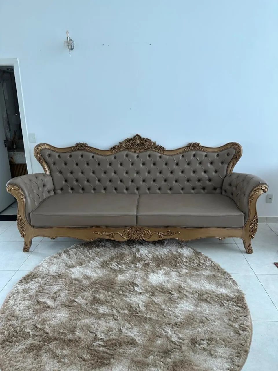 Sofá Clássico em Couro - Foto 2