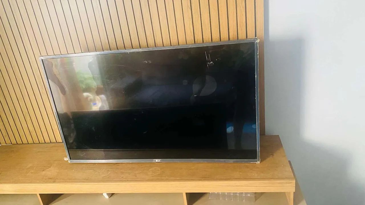 Vendo tvs LG com tela quebrada43 e a outra 55  - Foto 4