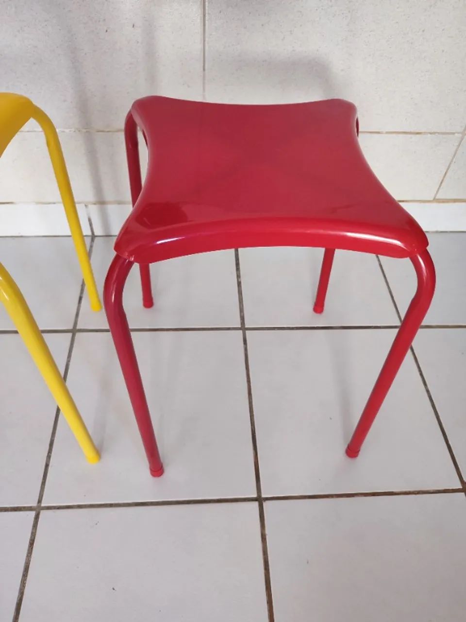 2 bancos em metal amarelo e vermelho. - Foto 3