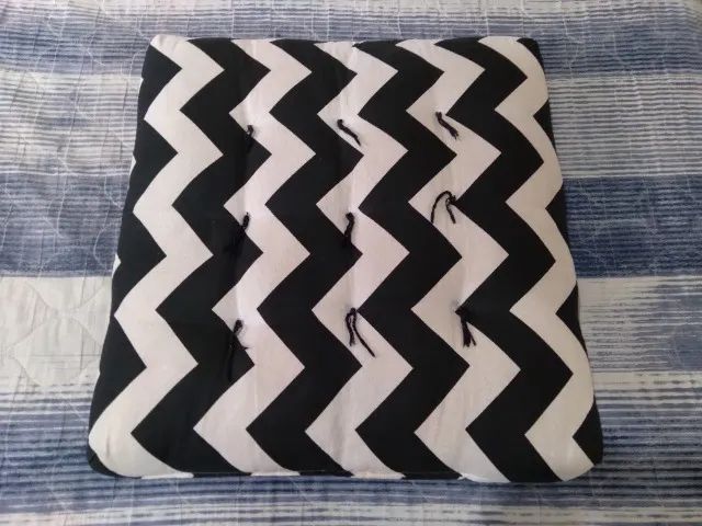 Almofada Almofadão 60x60 cm Preto e Branco