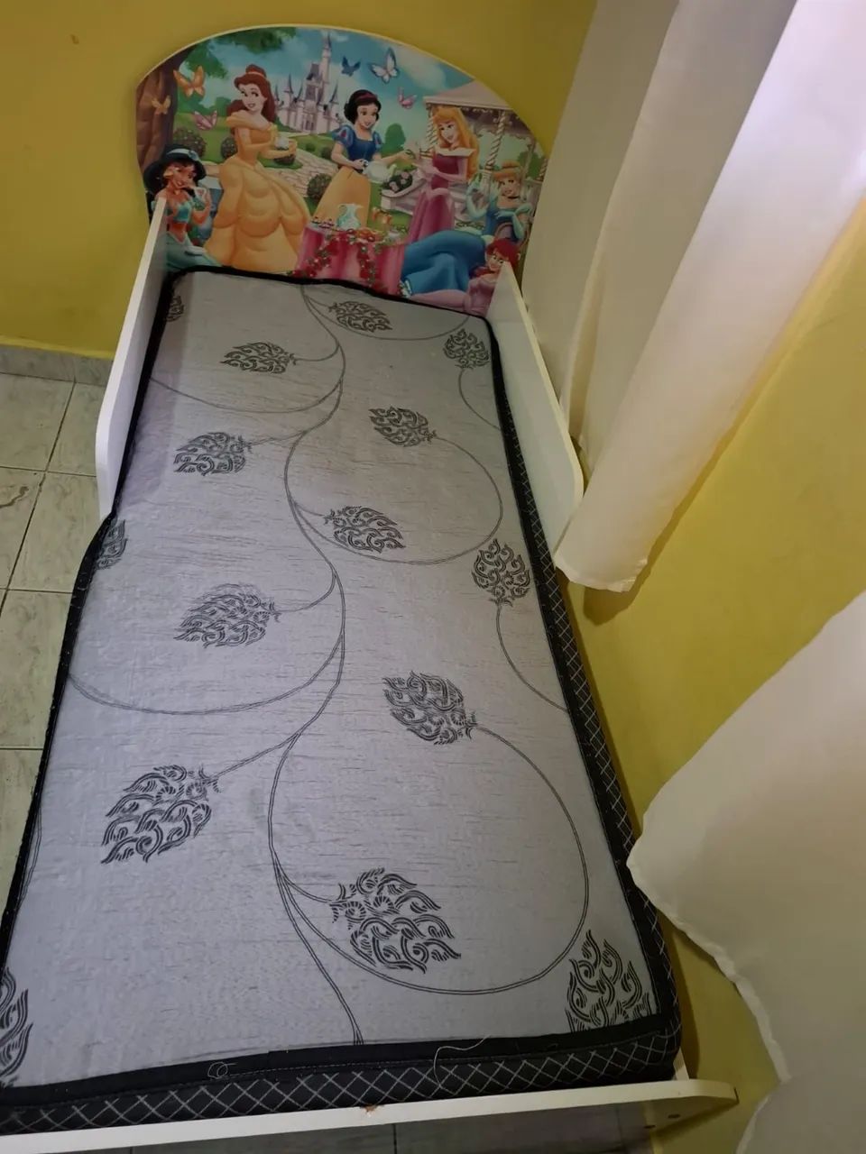 Cama infantil  das princesas  com colchão 