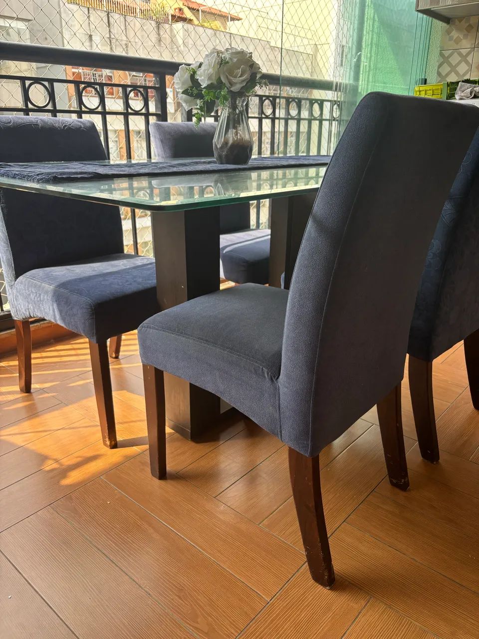 Mesa em madeira com cadeiras estofadas  - Foto 5