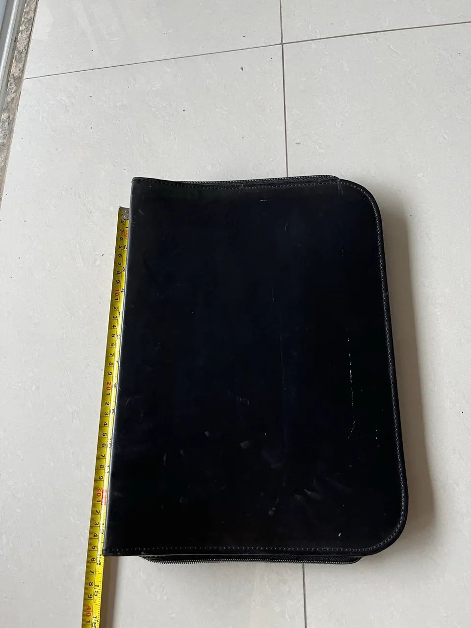 Pasta laptop A4 preta zíper e compartimentos 