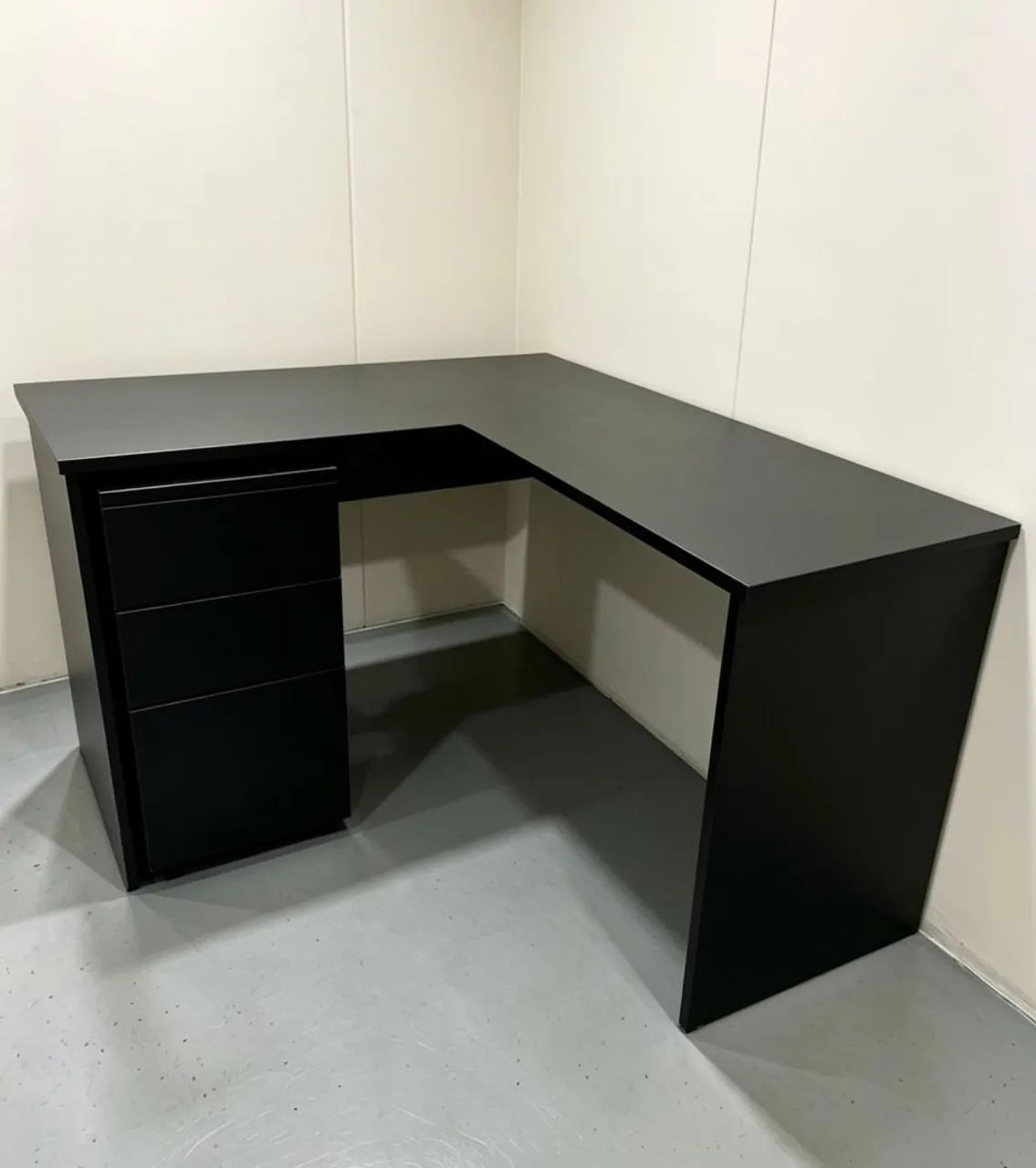 Mesa L com gaveteiro em mdf