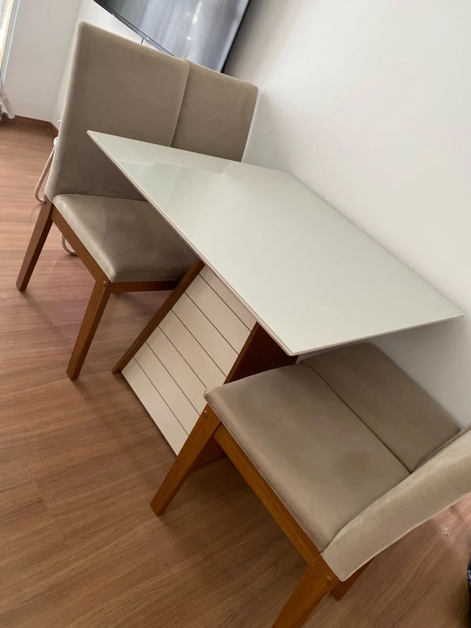 MESA DE JANTAR COM 4 CADEIRAS 900 REAIS - Foto 4