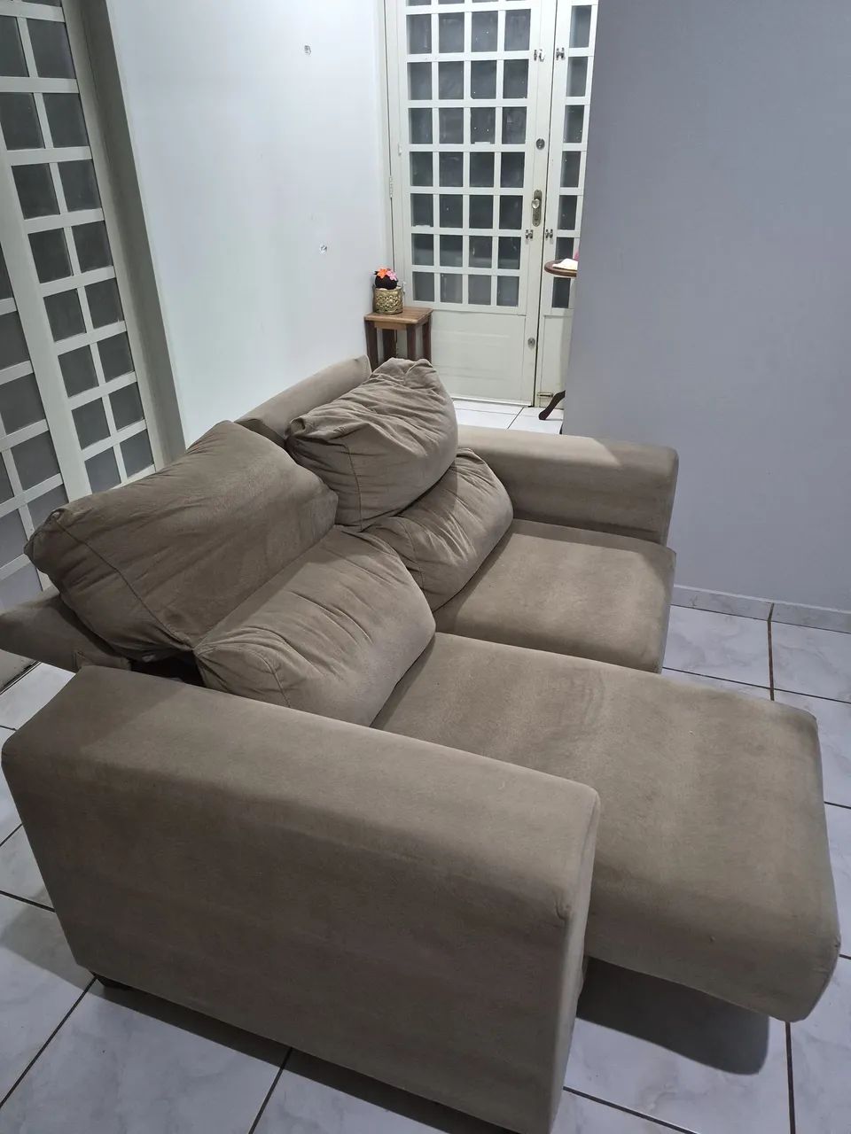 vendo sofa 2 lugares grande reclinável - Foto 2
