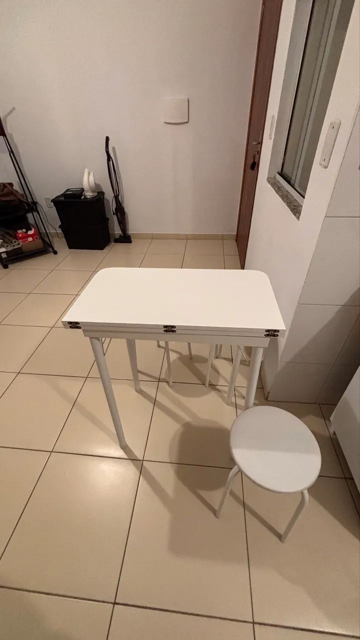 Mesa dobrável + 4 banquetas - Foto 2