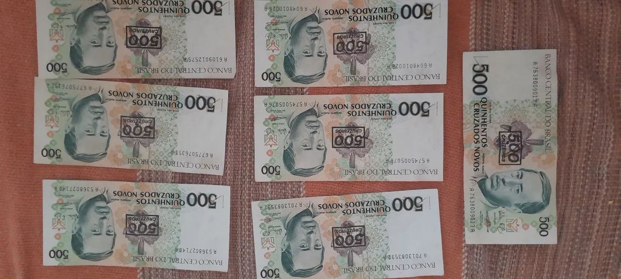 Lote com sete cédulas de 500 cruzados novos 