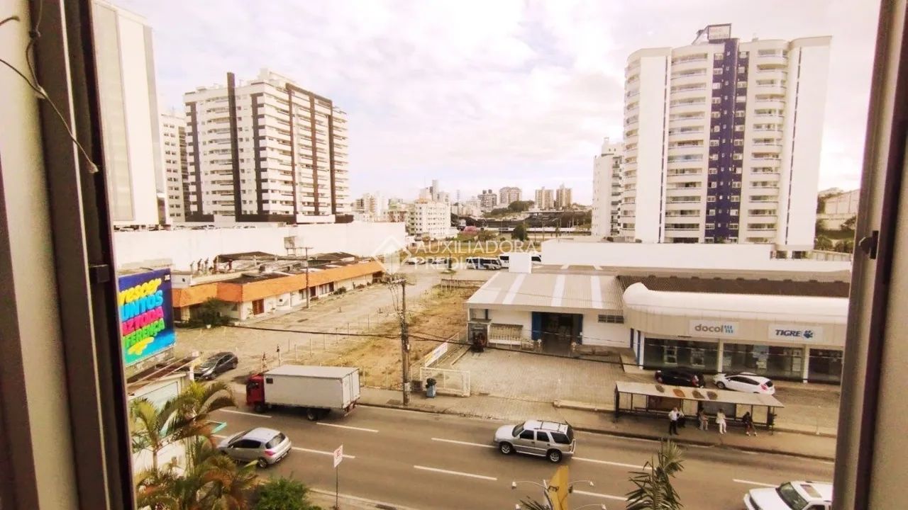 SALA COMERCIAL NO BALNEARIO ESTREITO COM 40M²