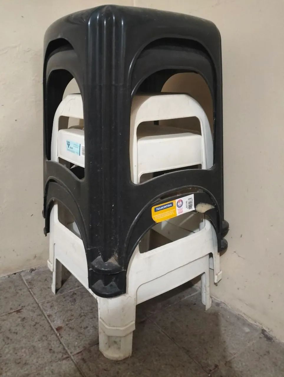 Vendo 4 bancos: 2 brancos e 2 pretos - Foto 2