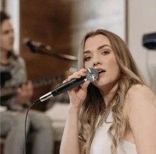 Microfone Profissional Vocal Dinâmico Com Cabo Sm58 - Foto 4