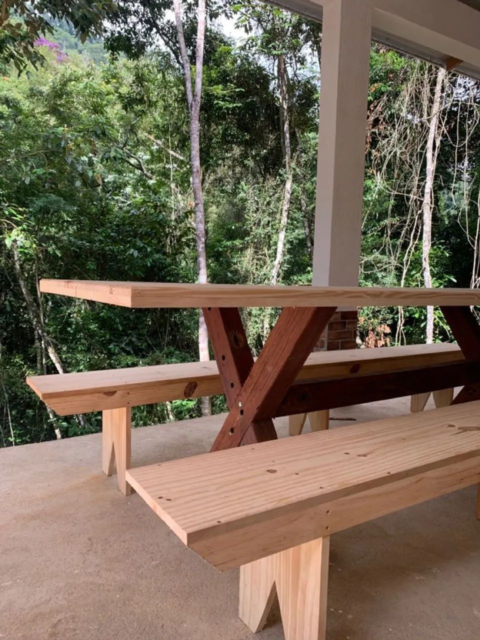 Mesa rústica com 2 bancos base em paraju e é tampo de Ipê 