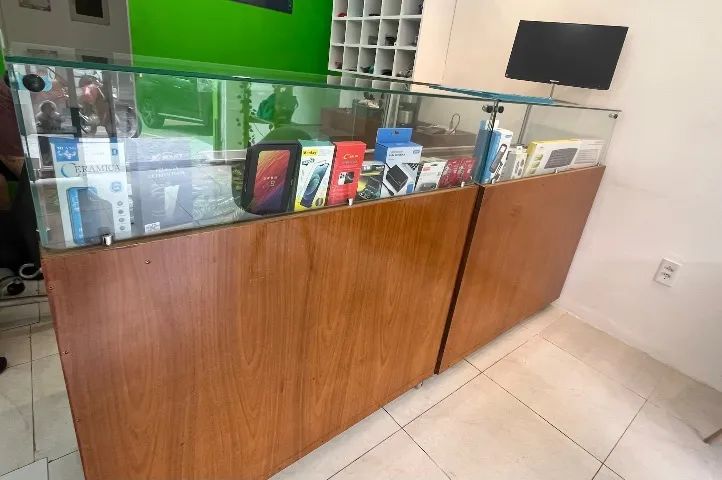 Balcão com vitrine e portas 