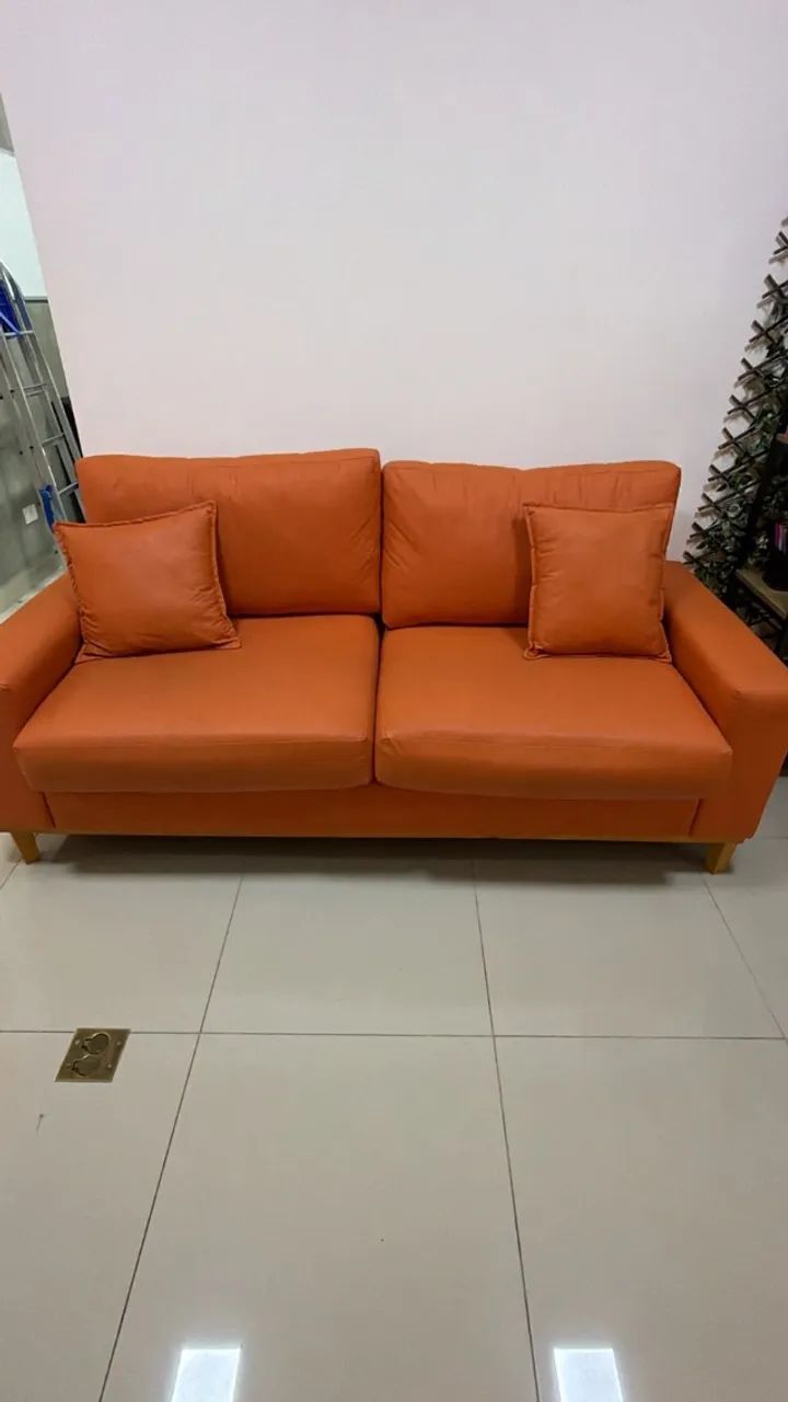 Sofá laranja de 3 lugares