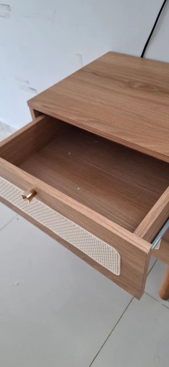Mesa de cabeceira com palhinha. - Foto 2