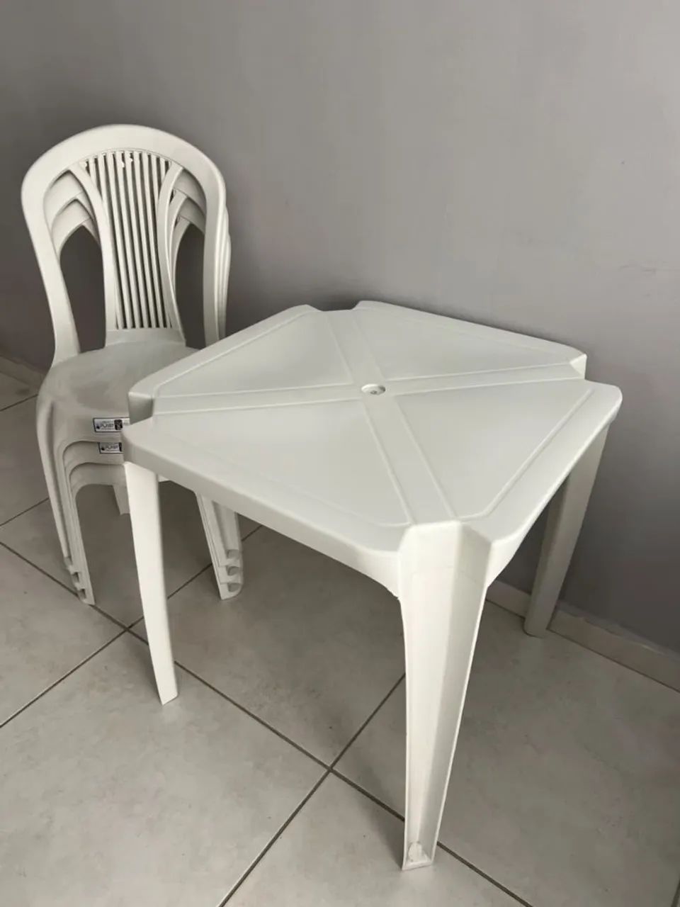 Mesa + 3 cadeiras 