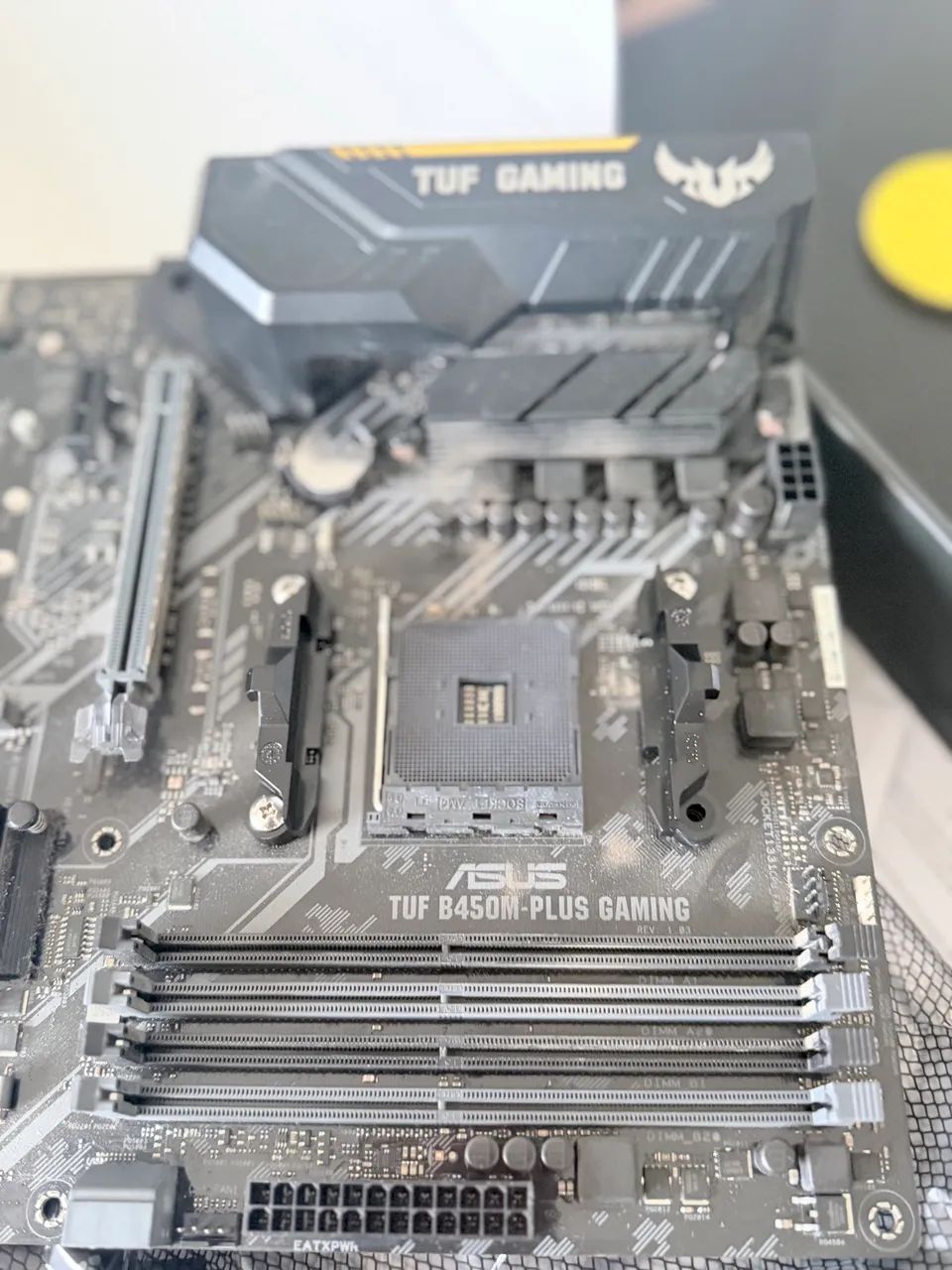 placa-mãe ASUS TUF B450M-PLUS GAMING - Foto 4