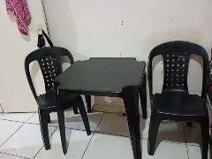 Mesa plástico com duas cadeiras novíssima