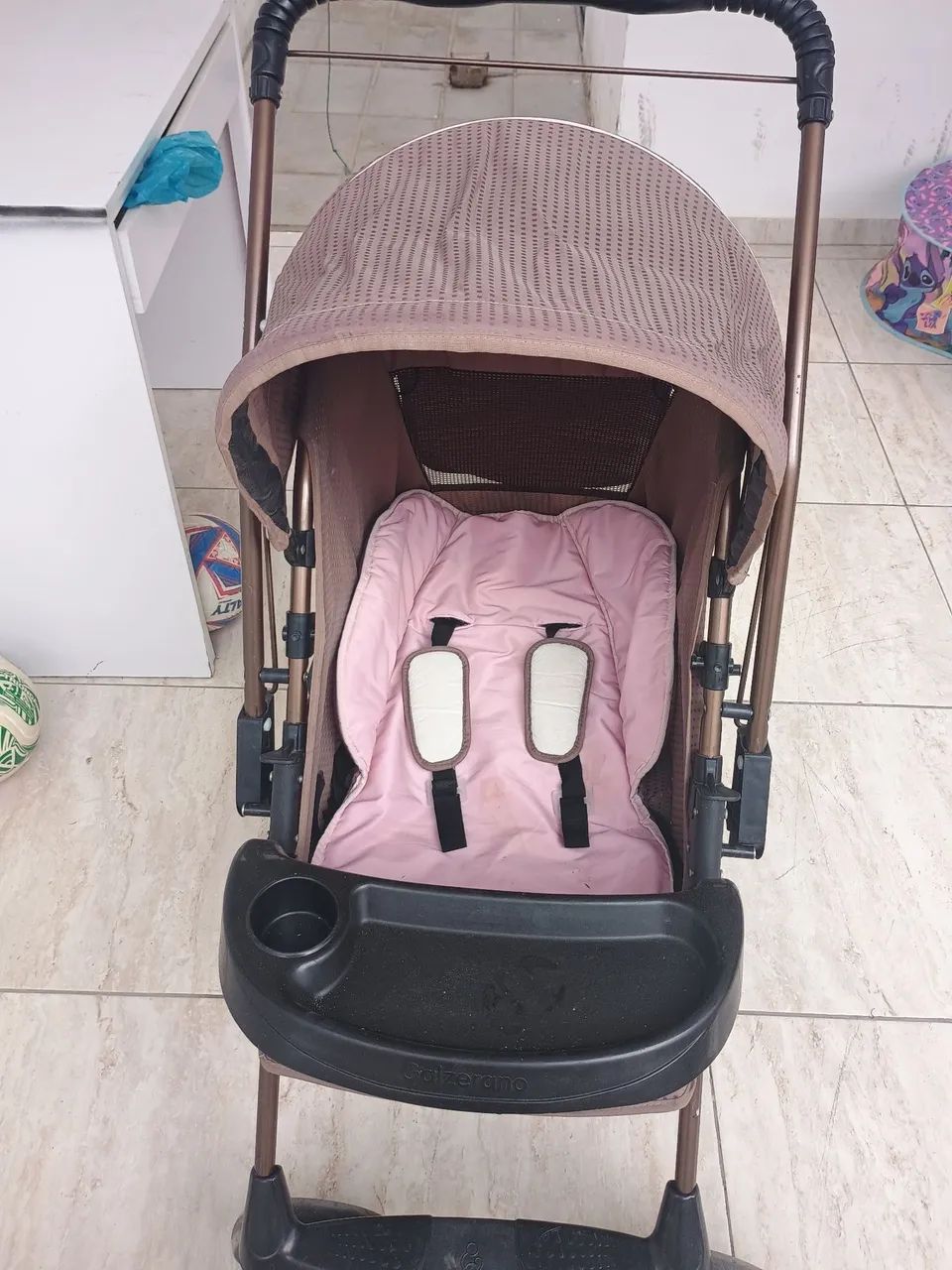 Carrinho de bebê com bebê conforto 