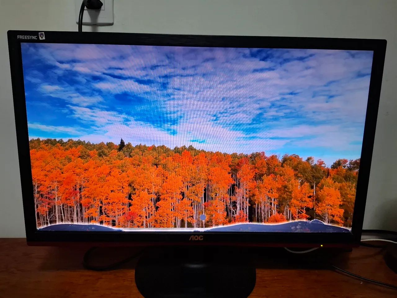 Monitor Gamer AOC 24" Funcionando (Leve Defeito na Tela)