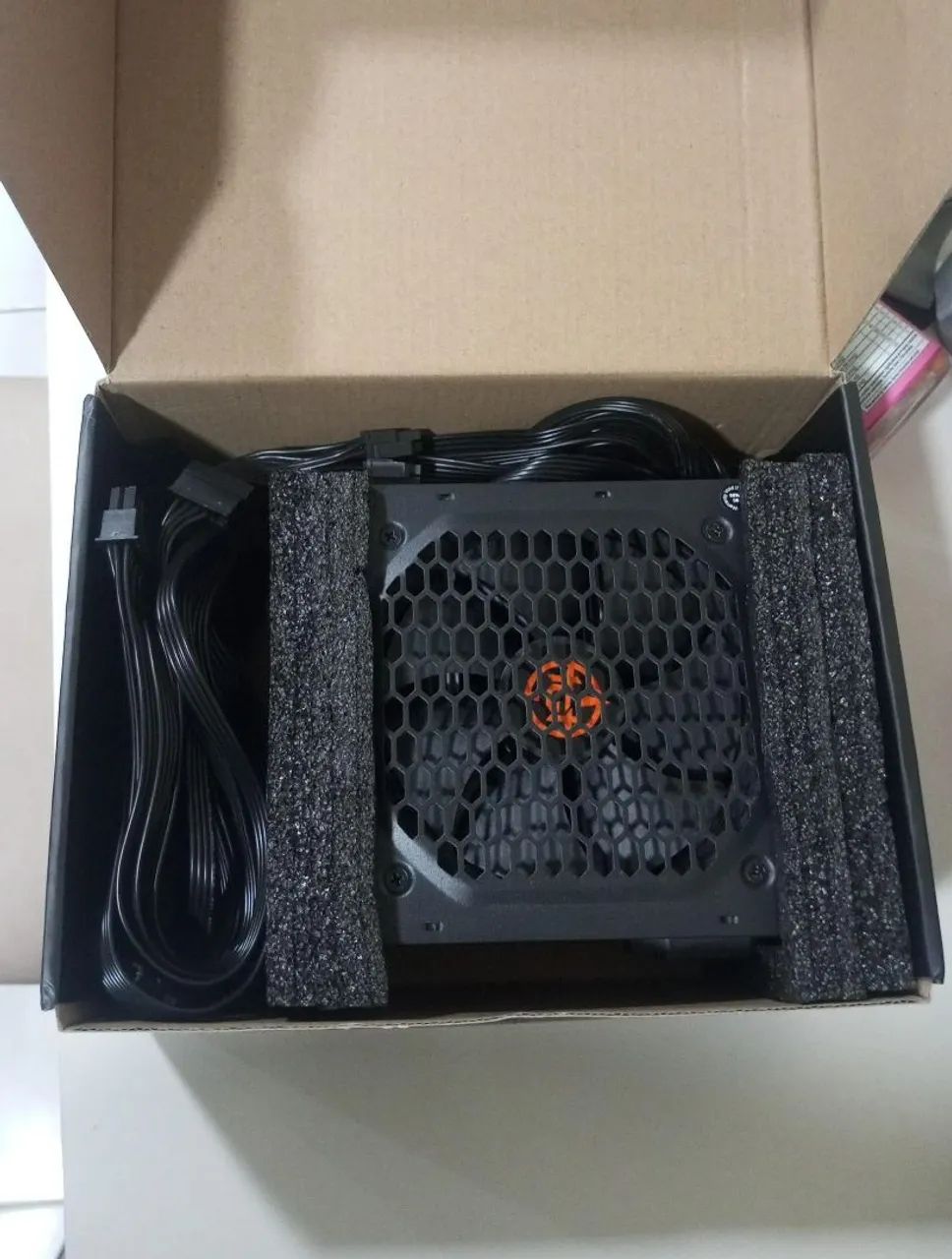 Fonte de alimentação gamer modelo ATX - 600W 