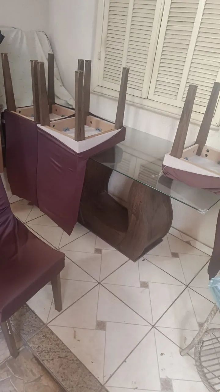 Vendo 2 meses uma com 6 cadeiras uma com 4 cadeiras e uma aparadeira  - Foto 3