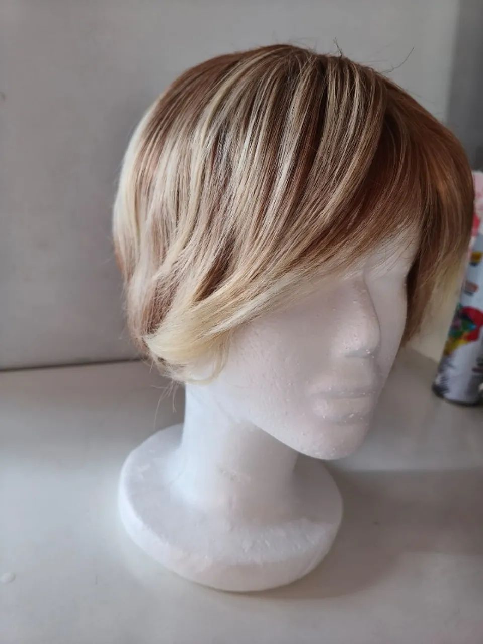 Peruca curta sintética castanha clara com mechas Cosplay - Foto 2
