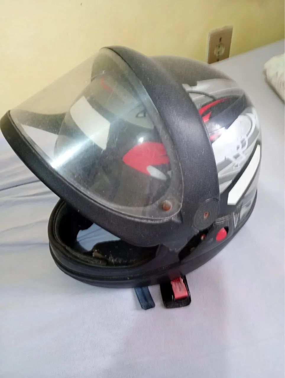 Vende-se 2 capacetes com preço de 1 