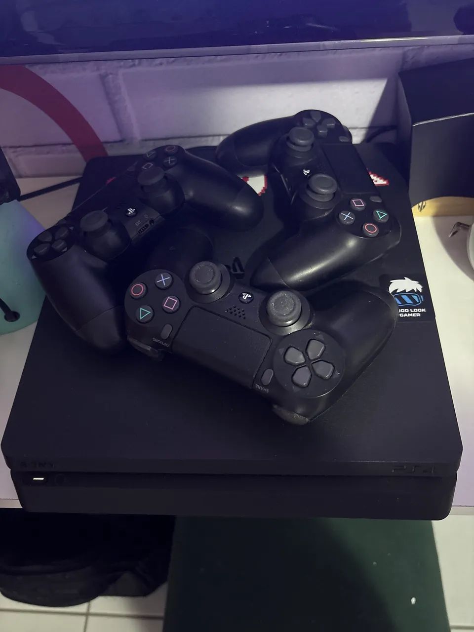 PS4 semi novo com jogos, esse valor inclui jogos, mas podemos negociar 