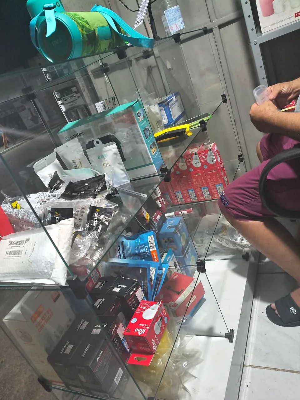 Vitrine e cadeira giratória. - Foto 5