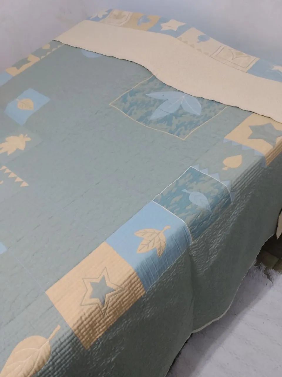 Cobre leito Casal King dupla face - Estampado Folhas e Estrela - Foto 2
