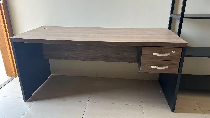 Mesa simples para escritório/estudo