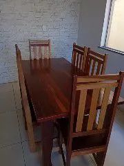 Mesa de madeira (6 lugares)