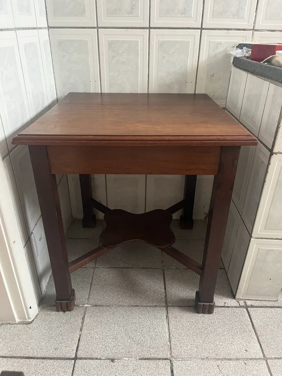 Mesa quadrada de madeira maçiça