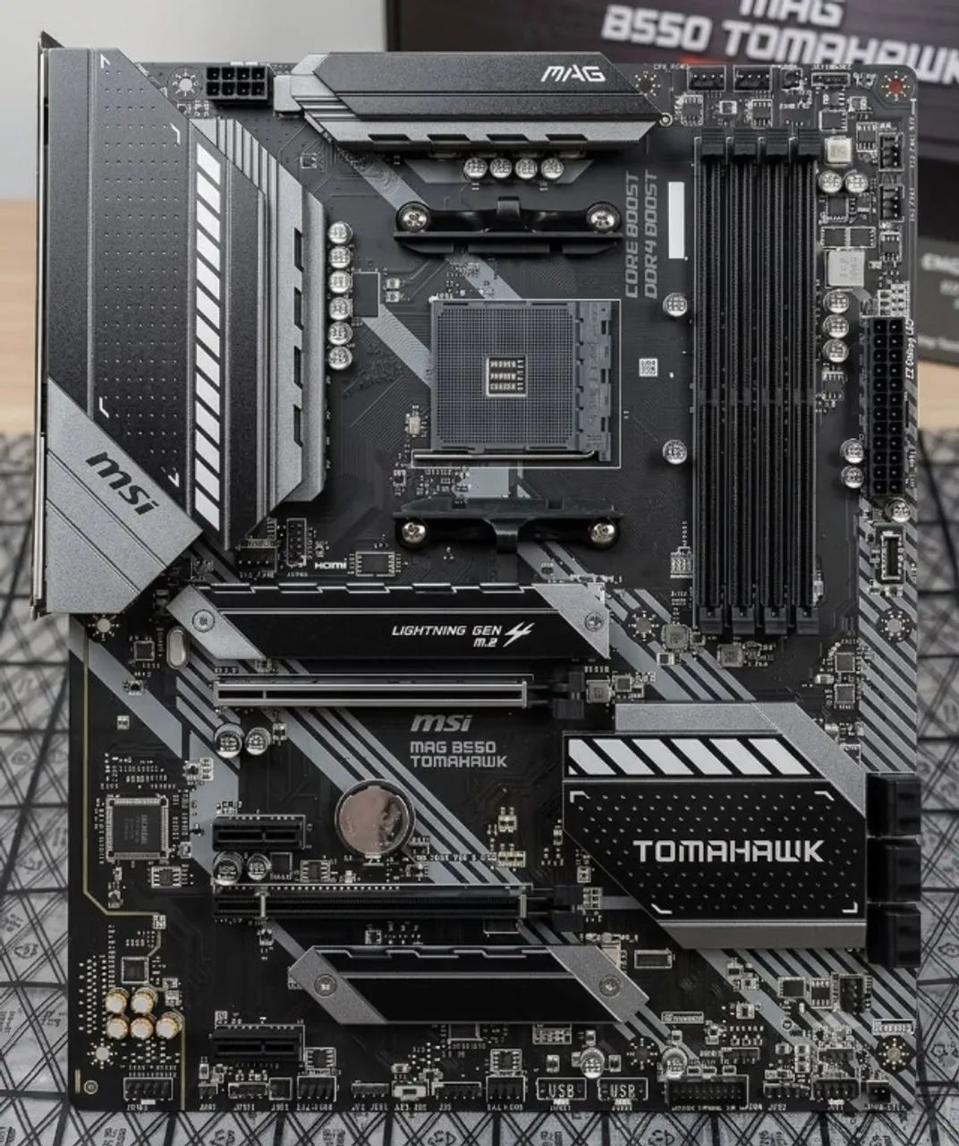 PLACA-MÃE MAG B550 TOMAHAWK