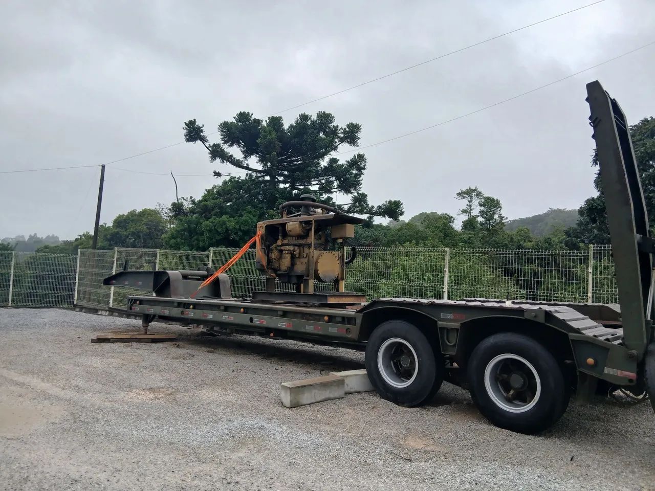 Carreta prancha para transporte de máquinas e equipamentos Randon 2 eixos - Foto 2