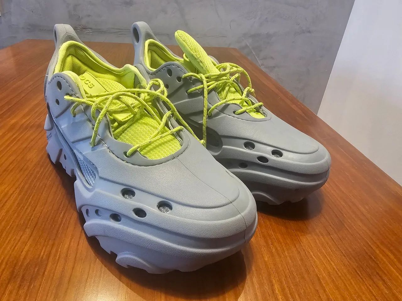 Tennis Crocs Nova Trek Cinza e Verde - Foto 2