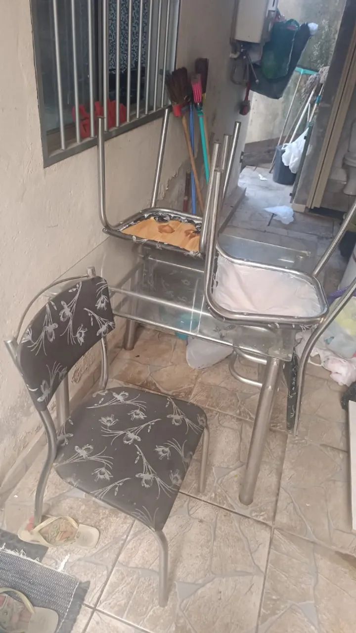 Vendo 2 meses uma com 6 cadeiras uma com 4 cadeiras e uma aparadeira 