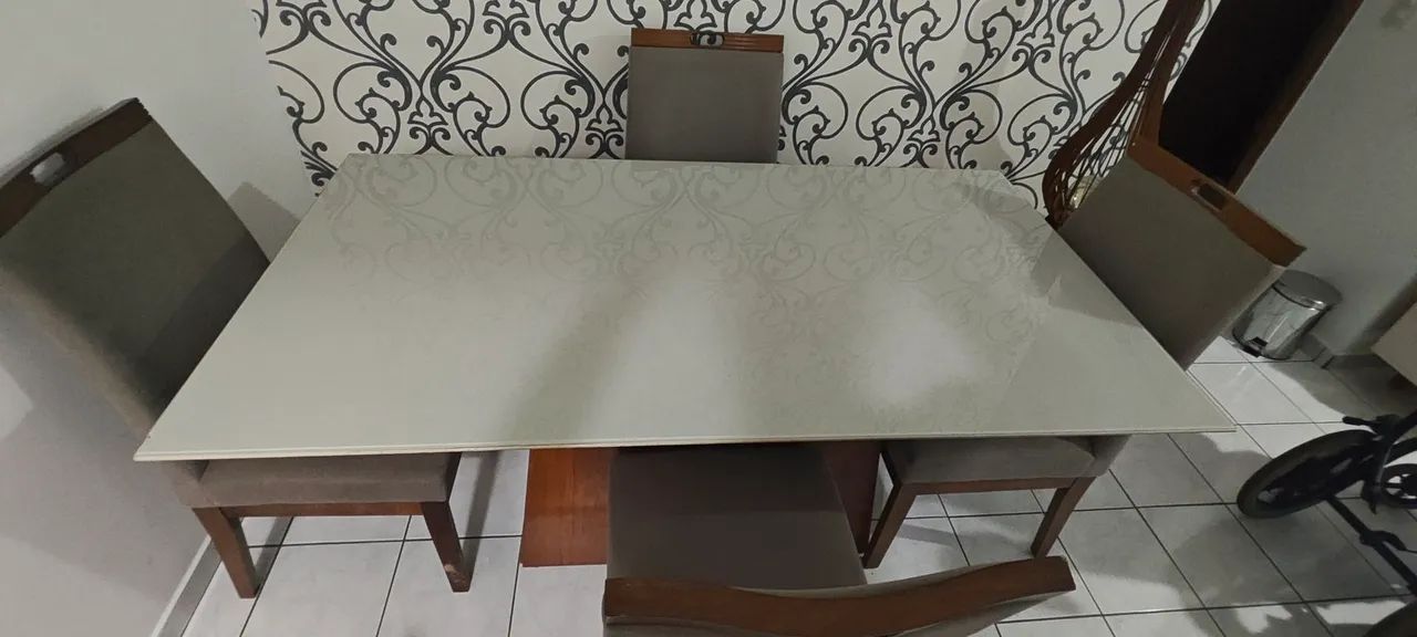 Vendo mesa de jantar com 4 cadeiras 