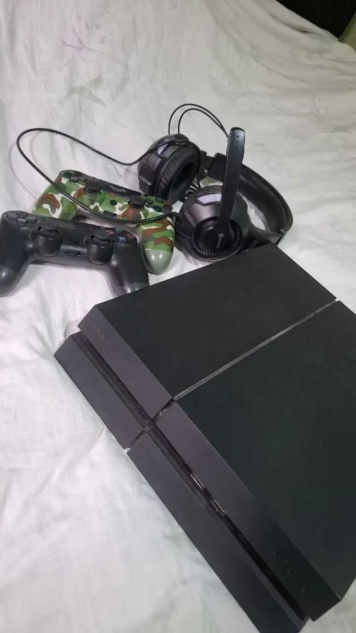 PLAYSTATION 4 COM DETALHE