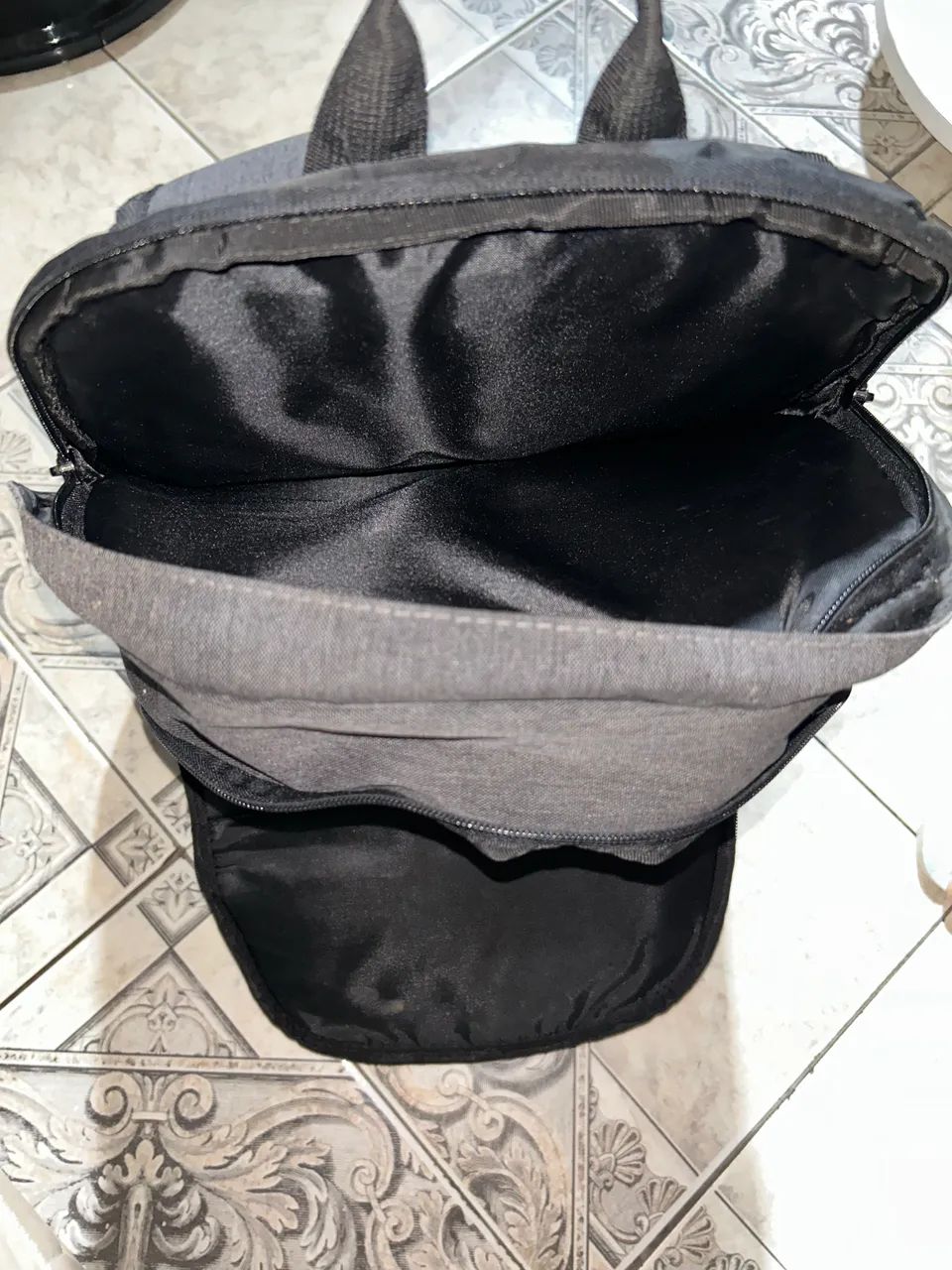 Mochila Executiva Santino (SNT) Acolchoada para Notebook - Cinza Escuro - Foto 4