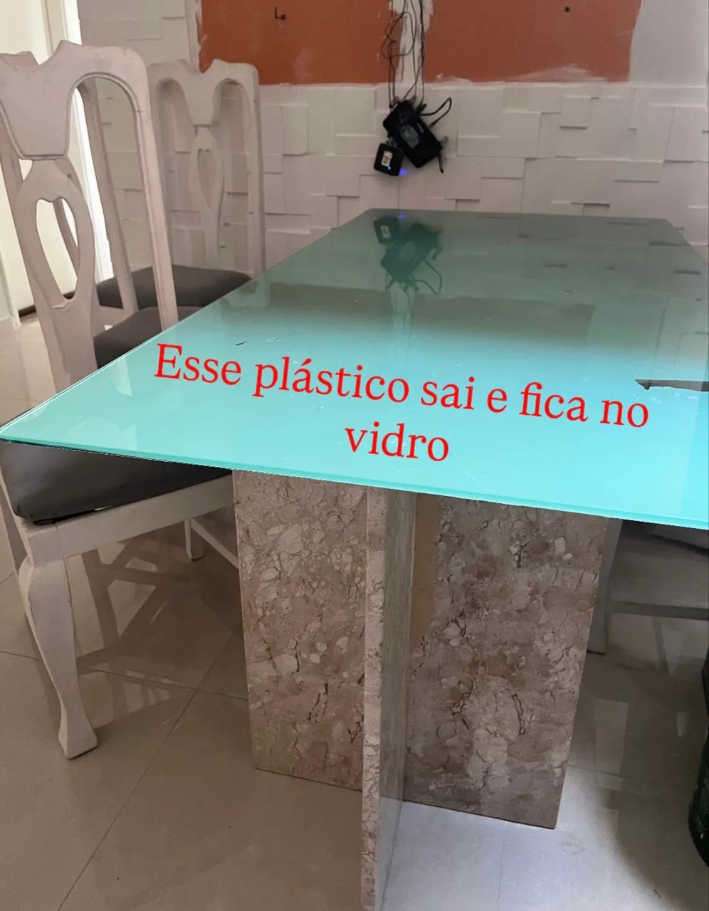 Mesa de vidro com os pés de mármore
