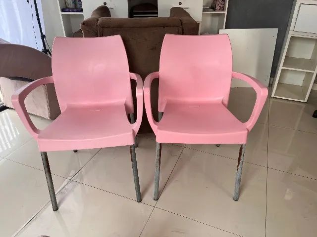 Cadeiras de plástico rosa - Foto 2