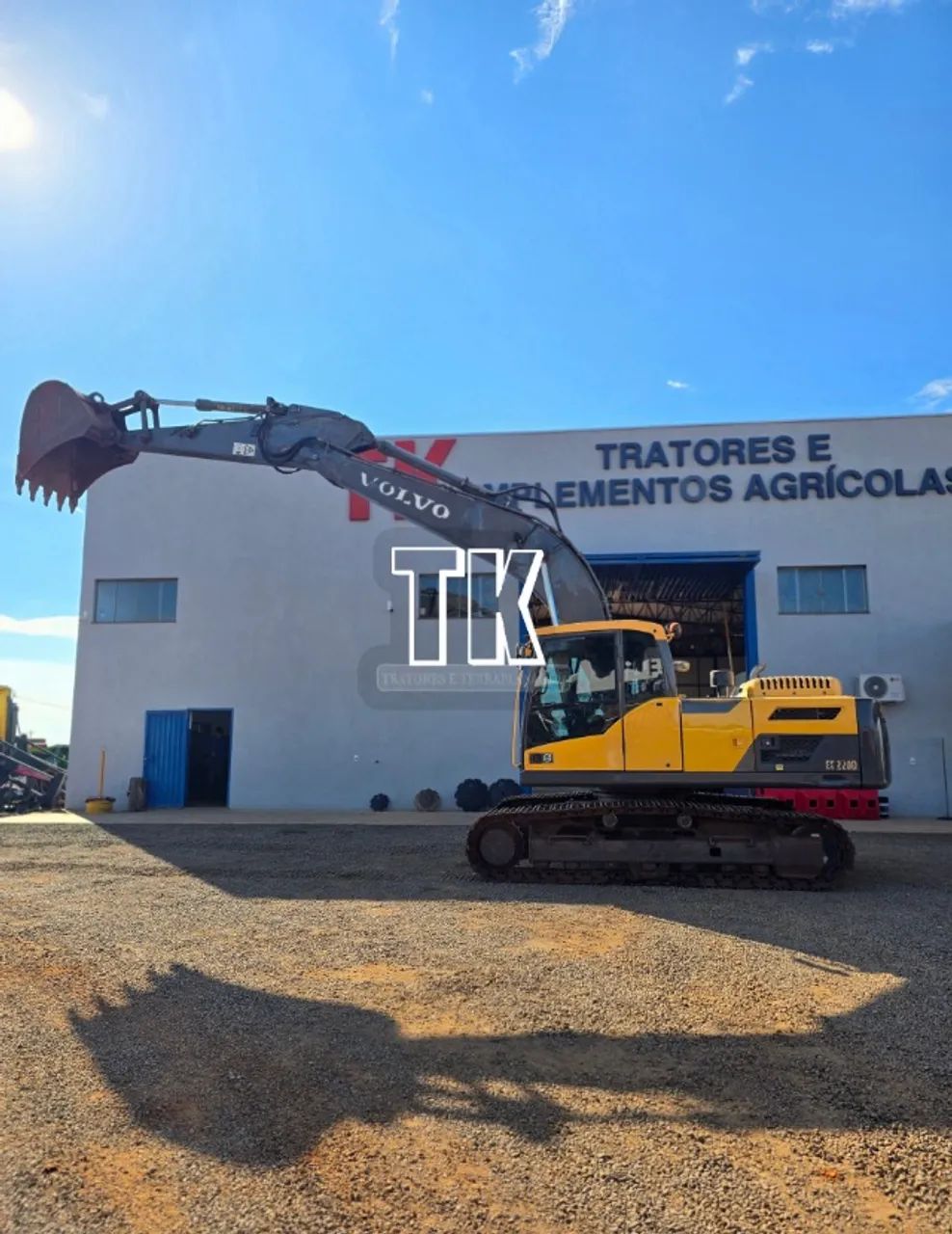 cod. 1448 ESCAVADEIRA HIDRÁULICA VOLVO EC 220 D 2015 - Tk Tratores Nova Andradina-MS - Foto 2