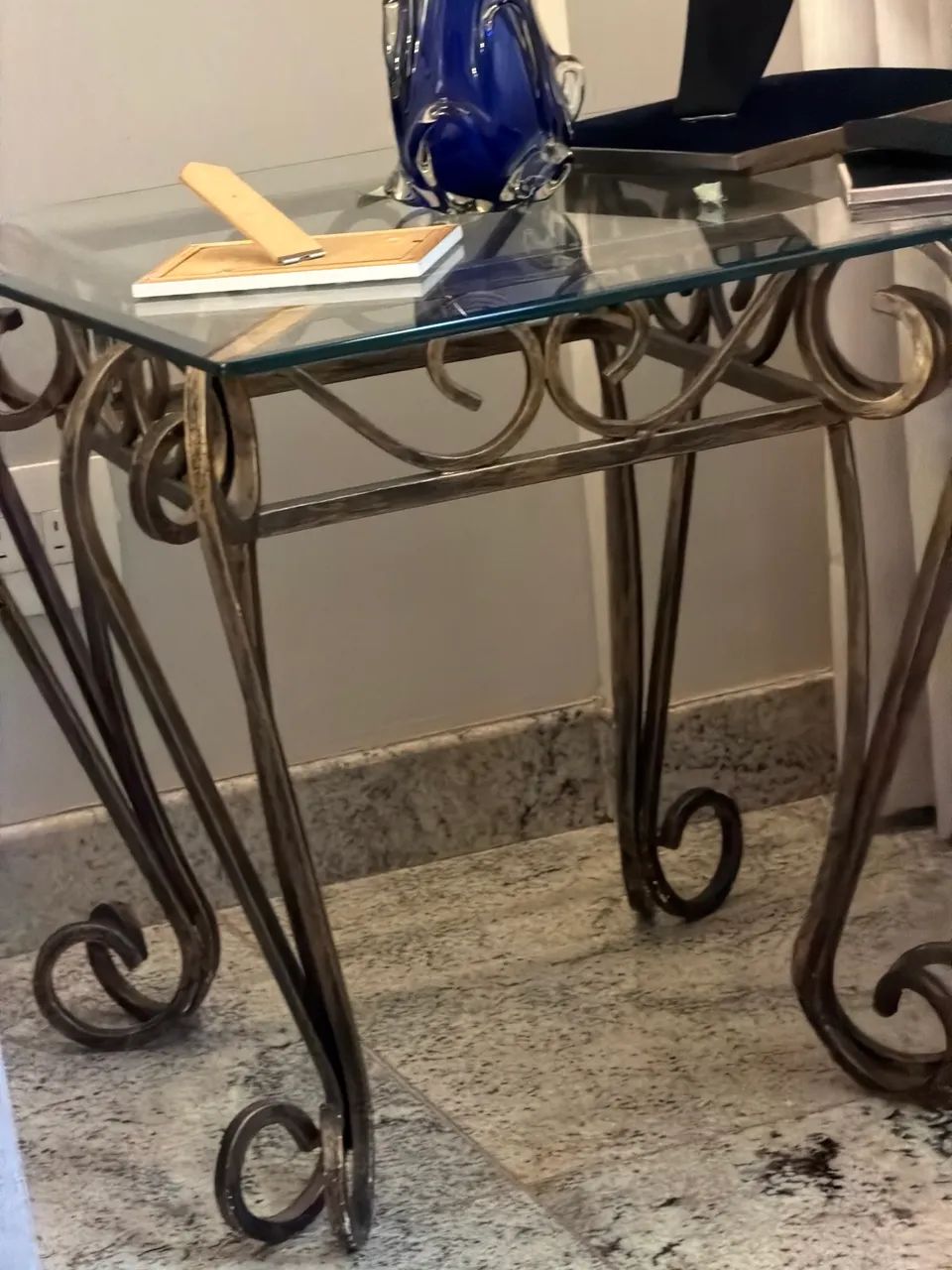 Mesa de canto em ferro e vidro.