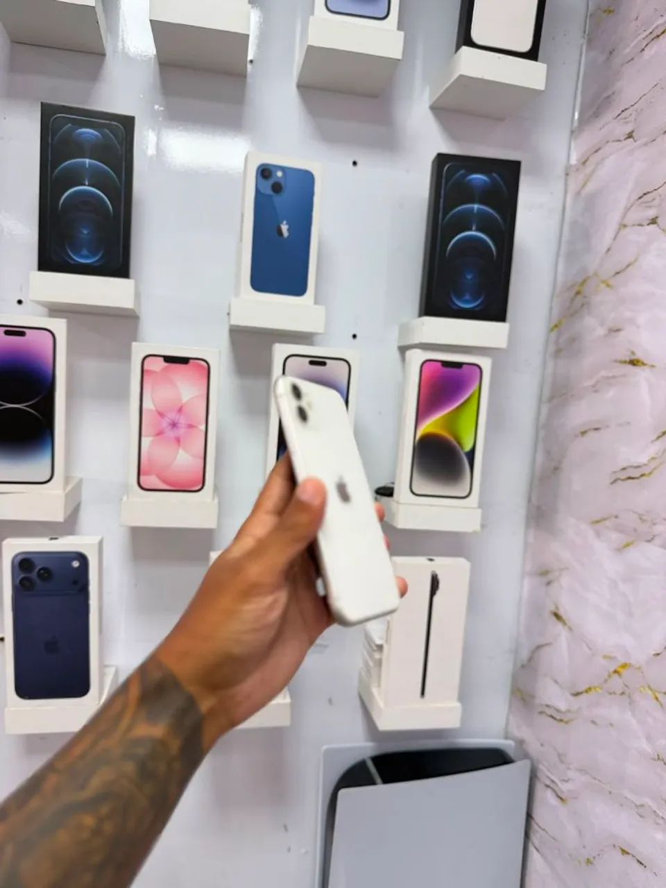 IPHONE 11 128GB<br>R$ 999<br>TELA NOVA - Foto 2