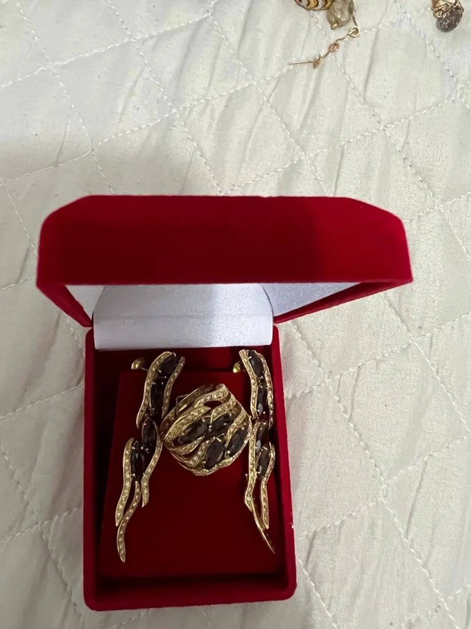 Vendo conjunto em diamante e pedras gramadas 