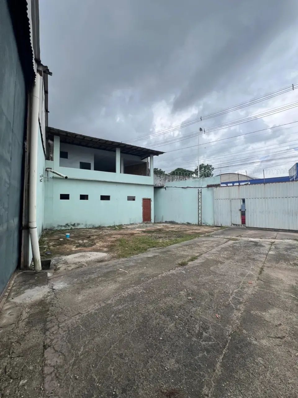 ALUGA: GALPÃO  COM 1.500 M2 PÉ DIREITO DUPLO